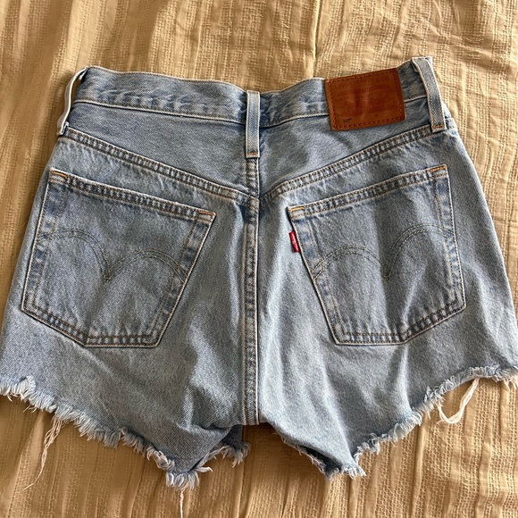 Light wash Levi’s high rise short shorts - Picture 2 of 2